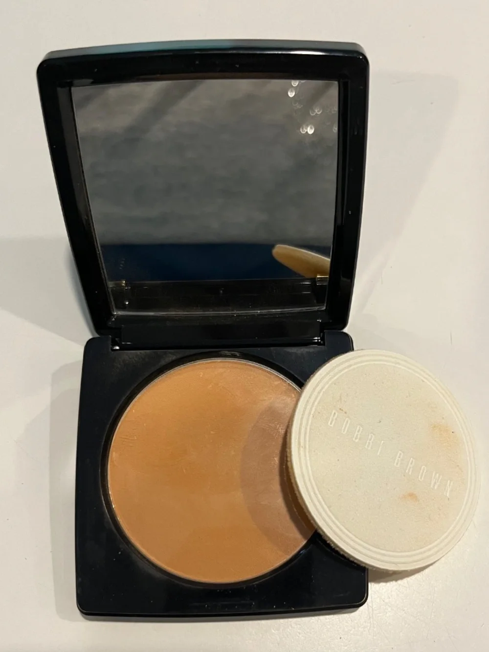 Bobbi Brown Sheer Finish Pressed Powder soft honey